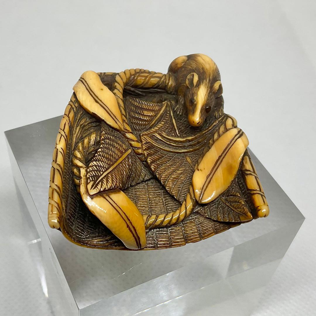 手箕に鼠根付　精密細工