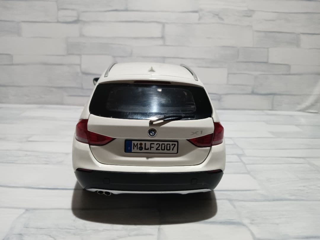 1/18  X1 ディーラー品　ミニカー　ホワイト　内装ブラウン