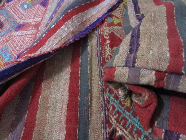 ★ラオスの刺繍布　70～80年前の古布　9　浮き織り　絣　アンティーク