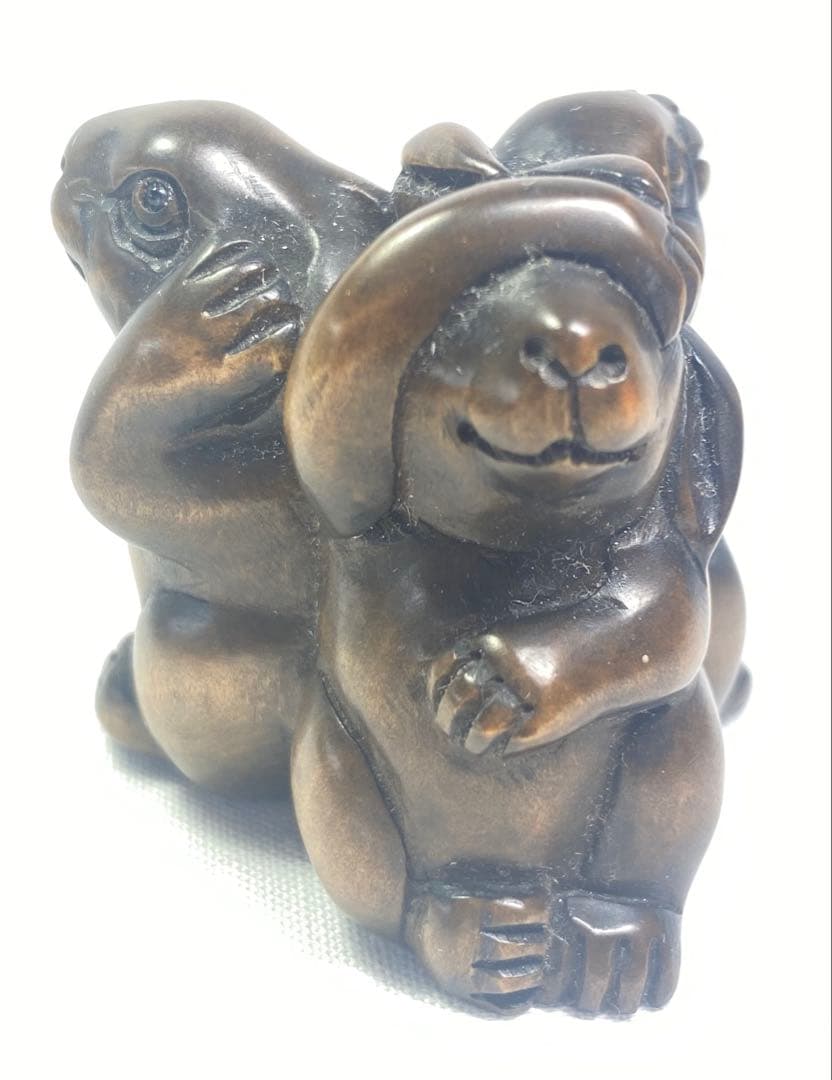 根付柘植　三うさぎ(見、言、聞いてうさぎ）の彫刻　黄楊繊細彫刻置木製
