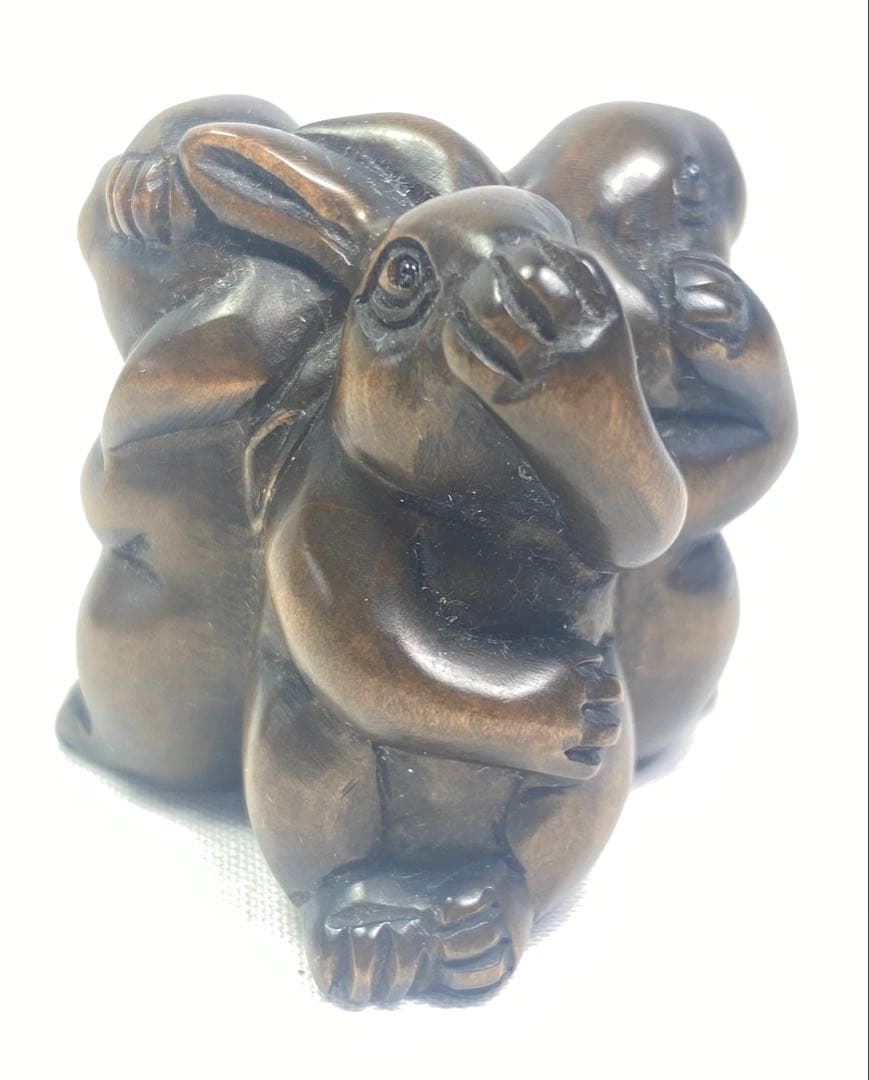 根付柘植　三うさぎ(見、言、聞いてうさぎ）の彫刻　黄楊繊細彫刻置木製