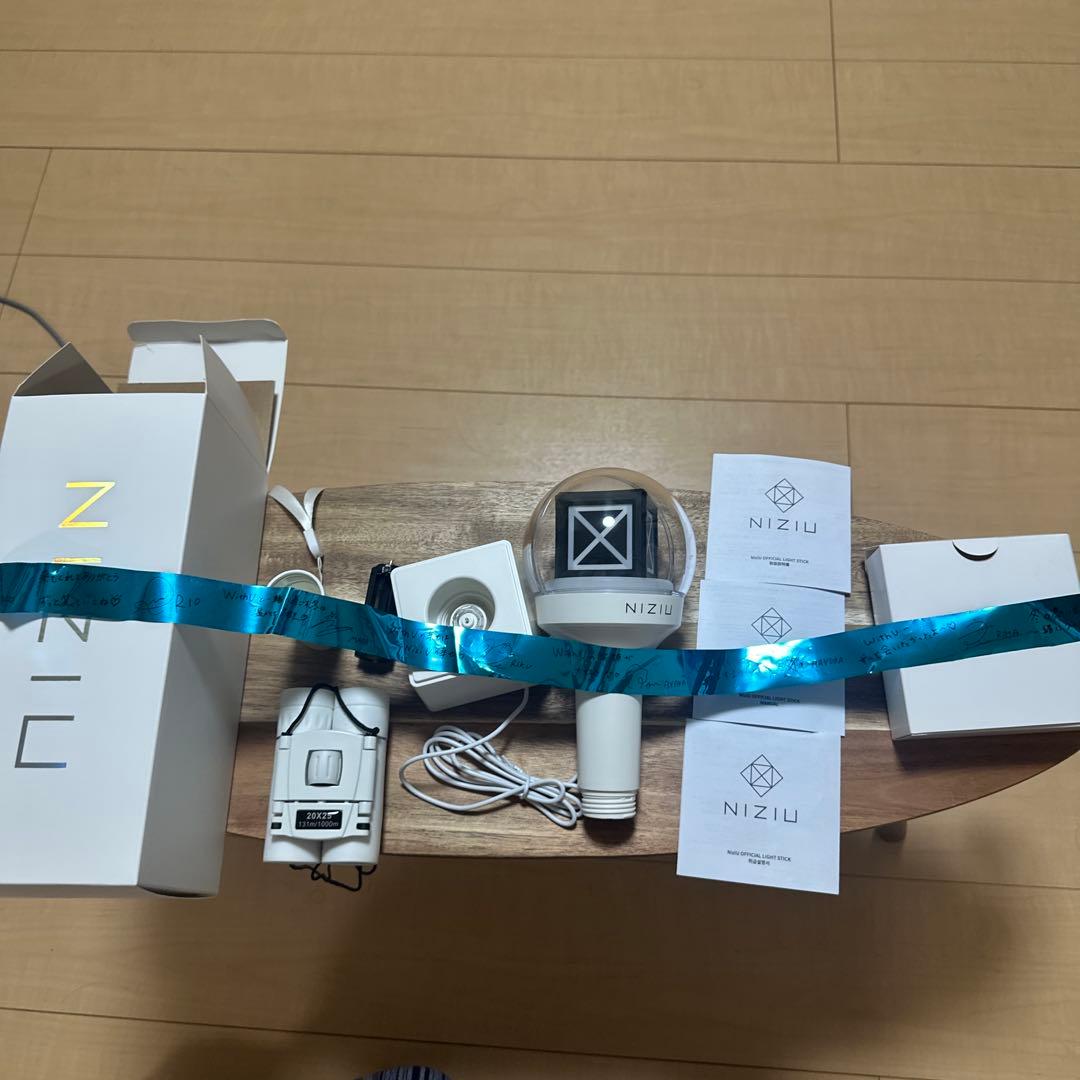 あ*ん様 NiziU 公式ペンライト 2公演使用しました。