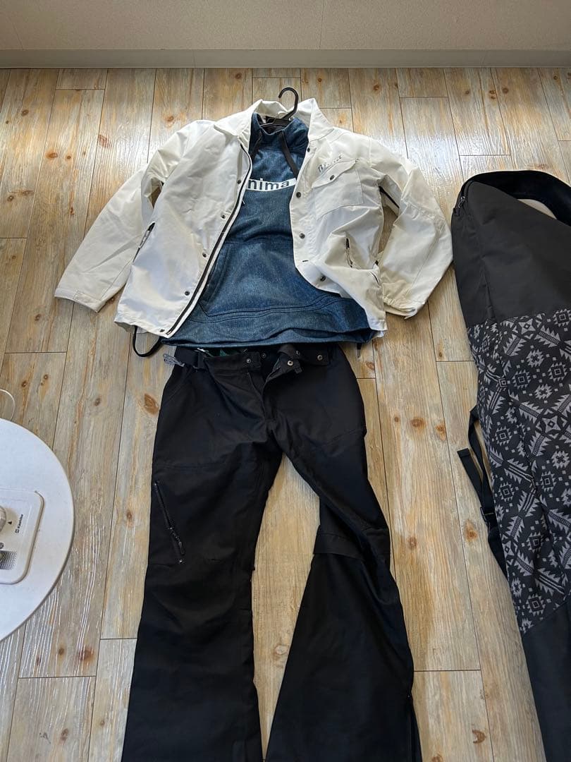 nima フード付きスウェットシャツとスノーボードウェアセット