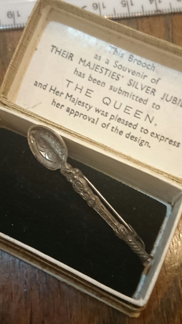 最終価格、箱付き、ベビースプーンのブローチ、誕生祝い