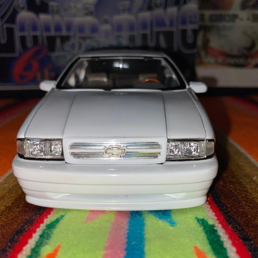 DUBシェビーインパラ　ミニカー　１／２４　色ホワイト