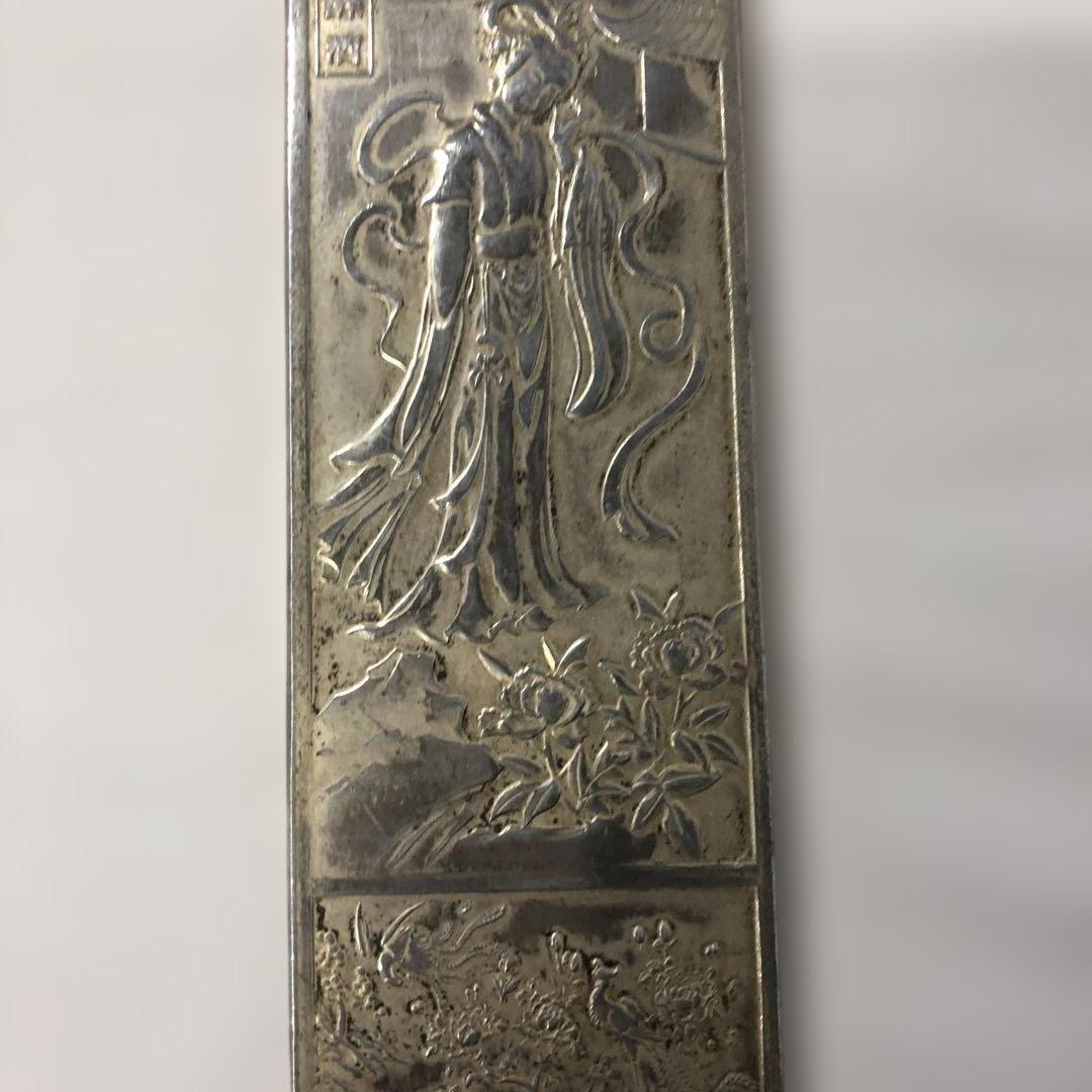 銀足　　中国金属製 浮彫り 女性像 工芸品