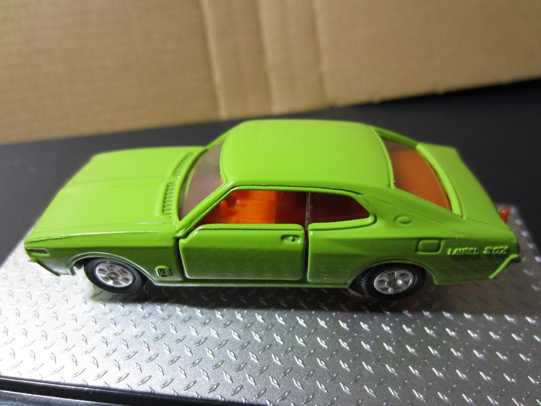 黒箱トミカ／【朱色シート】日産ローレル 2ドアハードトップ【牽引フック付】