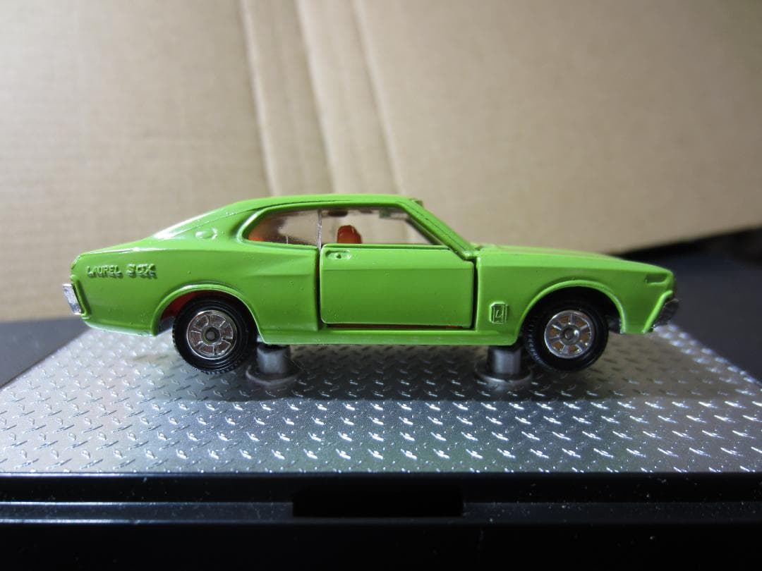 黒箱トミカ／【朱色シート】日産ローレル 2ドアハードトップ【牽引フック付】