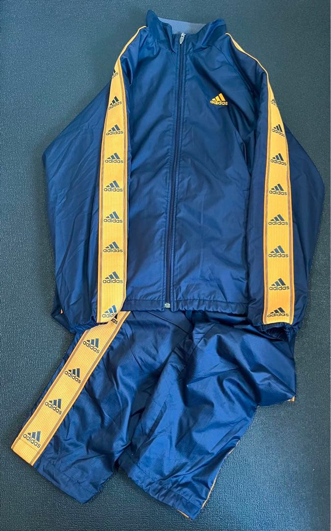 adidas 万国旗タグ　 パフォーマンスロゴライン ナイロンセットアップ