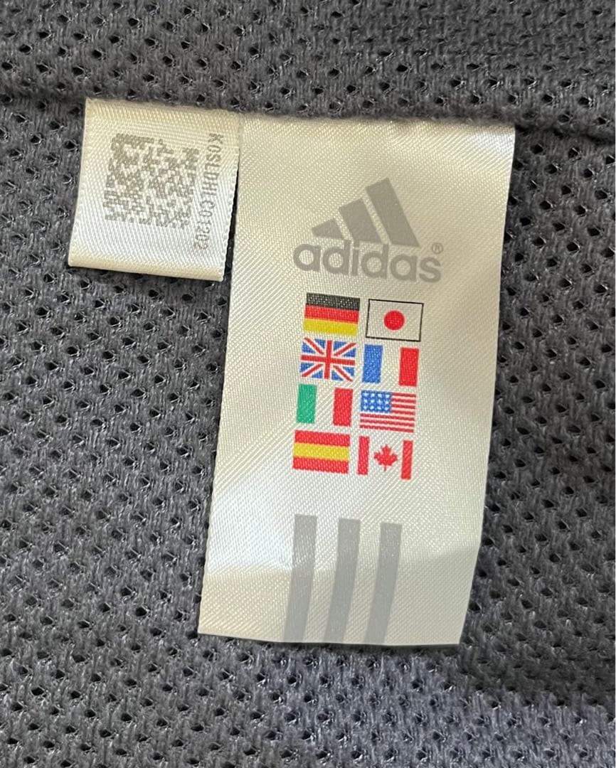 adidas 万国旗タグ　 パフォーマンスロゴライン ナイロンセットアップ