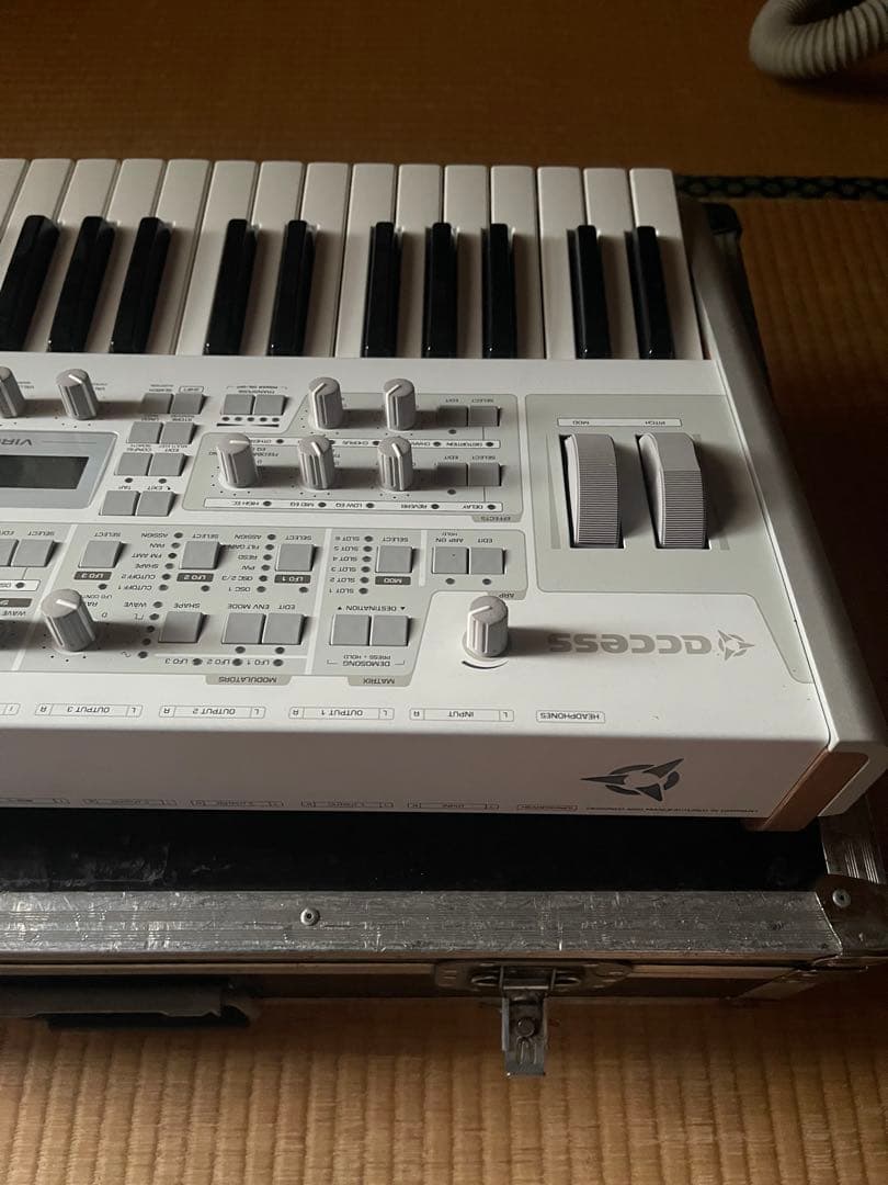 access virus TI2 Polar ハードケース付き送料込み