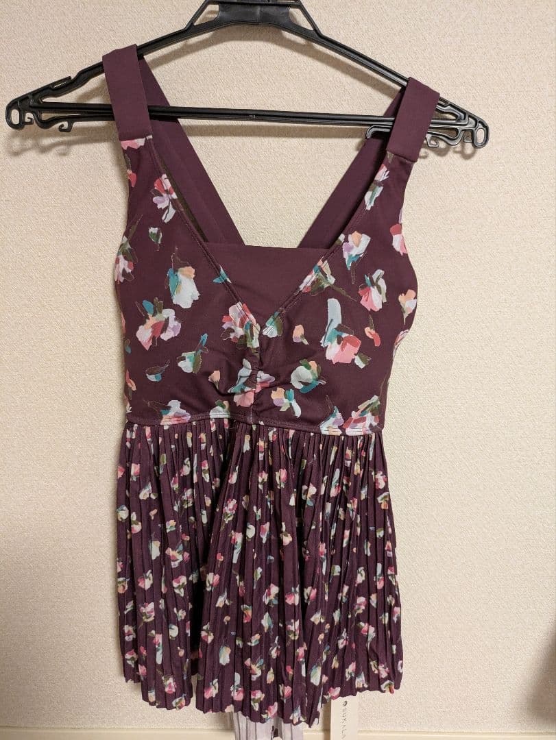 新品タグ付き【SUKALA】Mサイズローズプリントプリーツタンクトップ