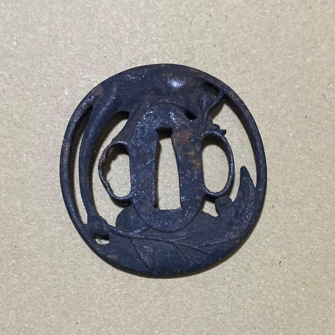 鉄製 鍔 花と動物の彫刻