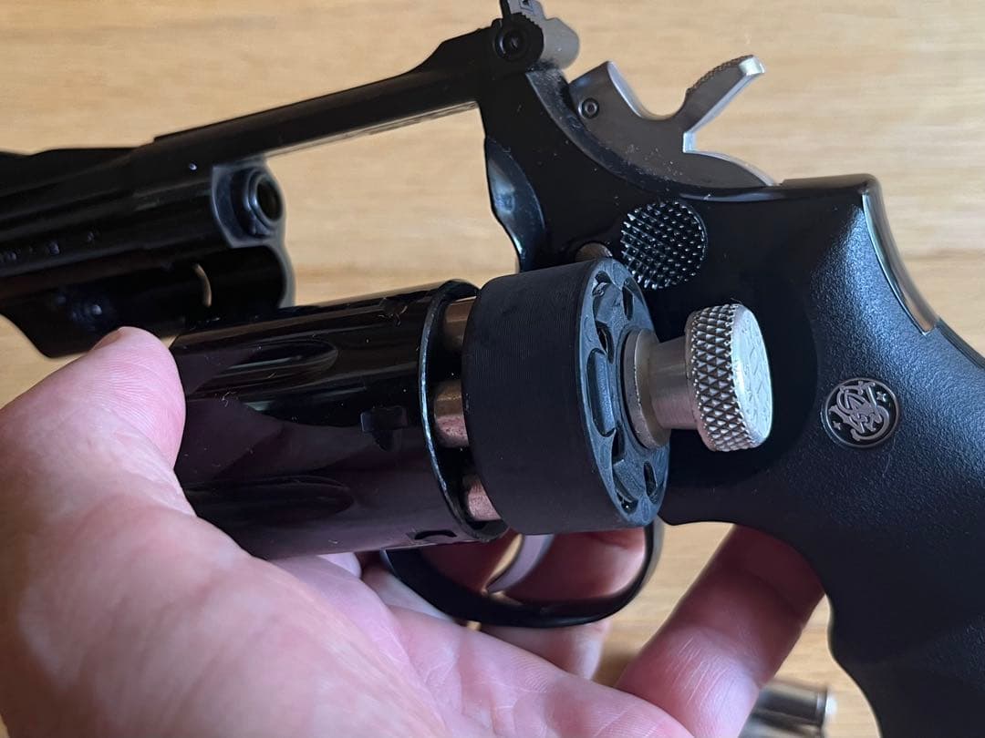 ガスガン ブラックリボルバーとホルスターとスピードローダー