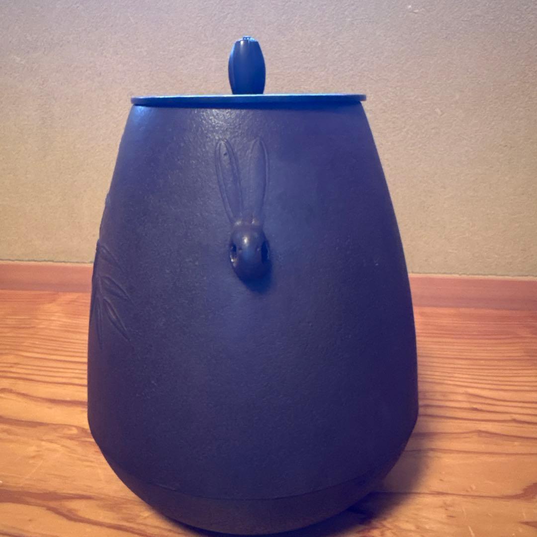 兎鐶付竹地紋釜　　敬典造