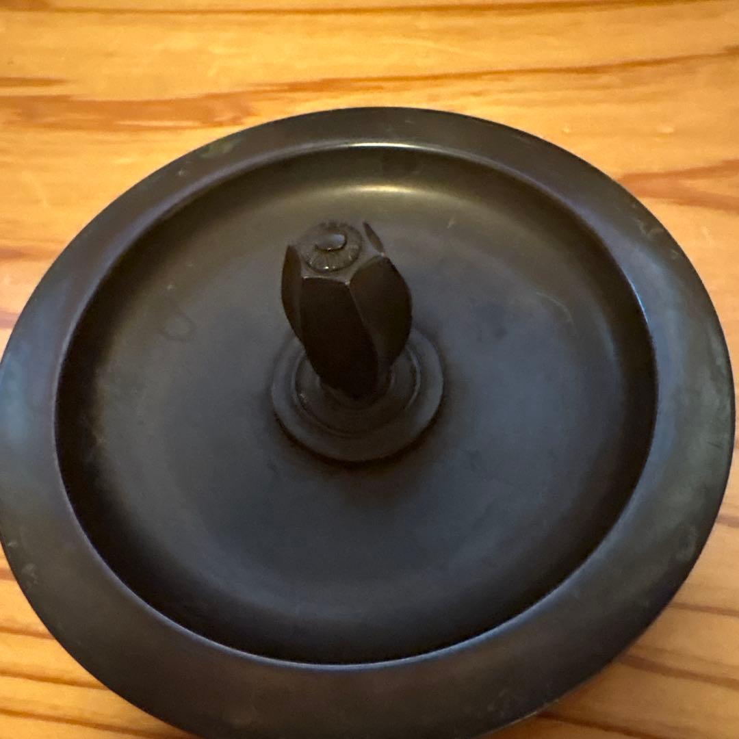 兎鐶付竹地紋釜　　敬典造