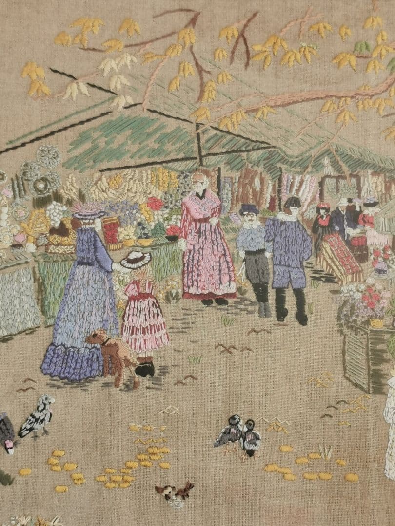アンティーク ニードルポイント刺繍 ガラス額装 マルシェ 朝市の賑わい 犬 小鳥