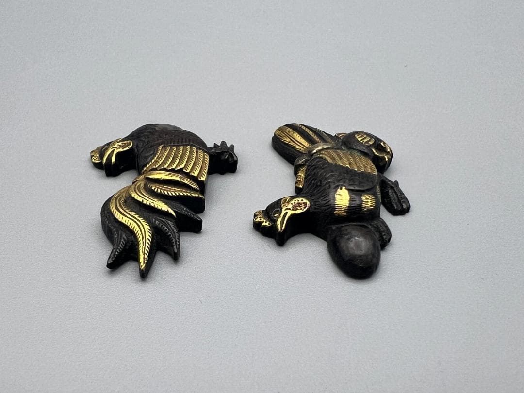 【海】江戸明治金工　鶏親子　手彫　目貫一体　銅製鍍金　骨董品　専用箱付