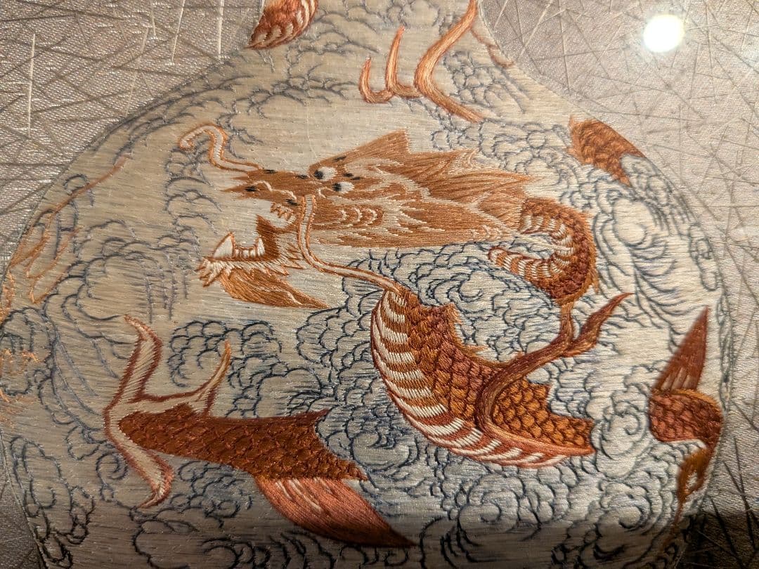 中国工芸品、高級刺繍絵壁掛け、中国刺繍龍の壺画額入りA3、龍の刺繍絵、希少品、
