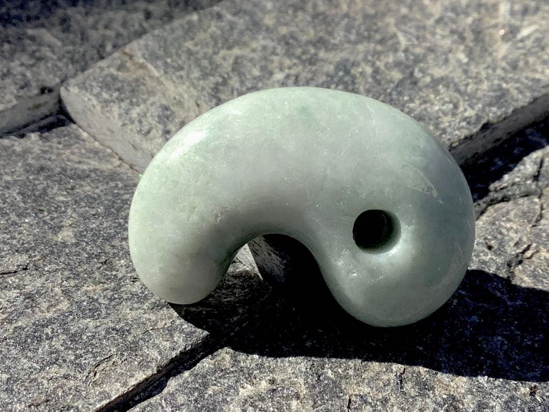 ✳神からのパワー宿る縁起物を‼️糸魚川翡翠ジェダイト　本物の勾玉　機械鑑定鑑別書付