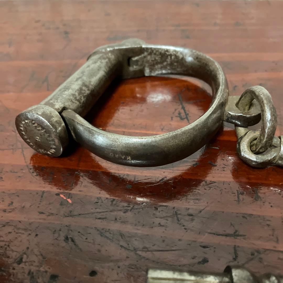 イギリス「ＨＩＡＴＴ」社のアンティーク鉄製ハンドカフ　鍵付き