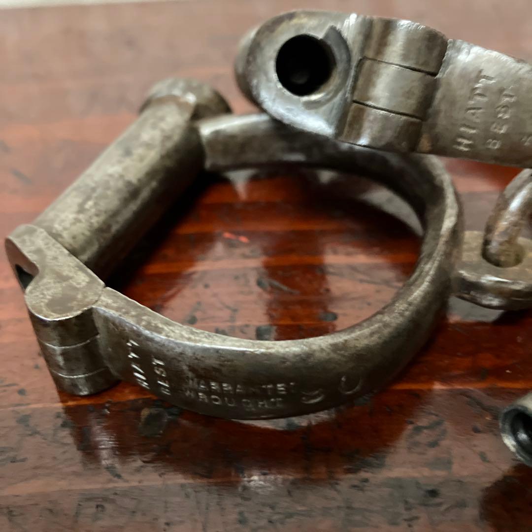 イギリス「ＨＩＡＴＴ」社のアンティーク鉄製ハンドカフ　鍵付き
