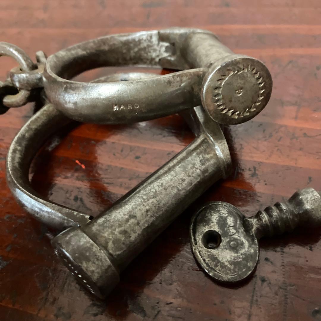 イギリス「ＨＩＡＴＴ」社のアンティーク鉄製ハンドカフ　鍵付き