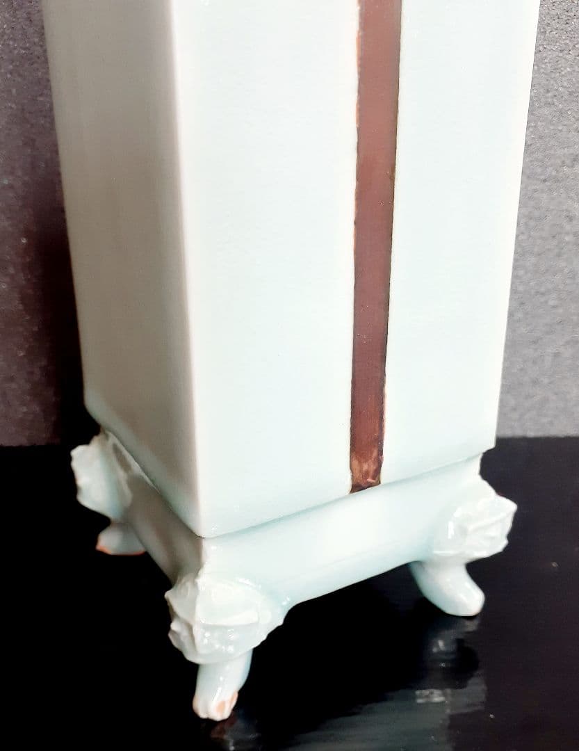 京焼　清水焼　名工　【吉川充】造　青白磁　獣足　花入れ　花器　共箱　個展出品作品