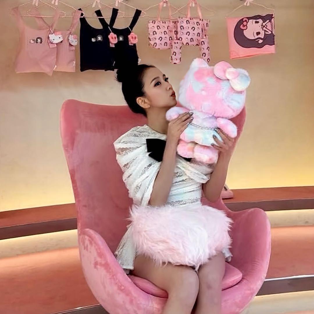 【韓国限定】HELLO KITTY × JISOO 40cm ぬいぐるみ