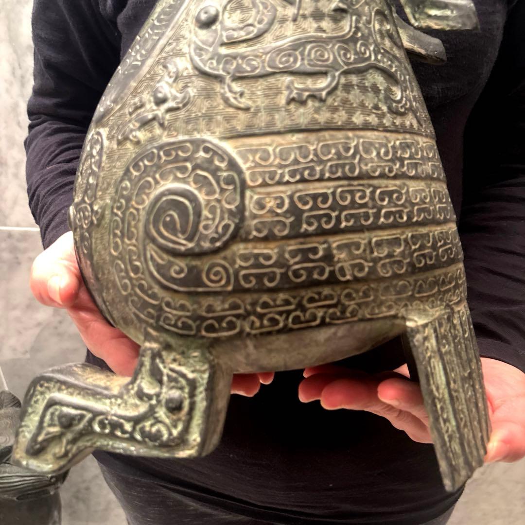 Kohaku中国体に施された幾何学模様が芸術的で高級感のある鳥とオリエンタル鳥