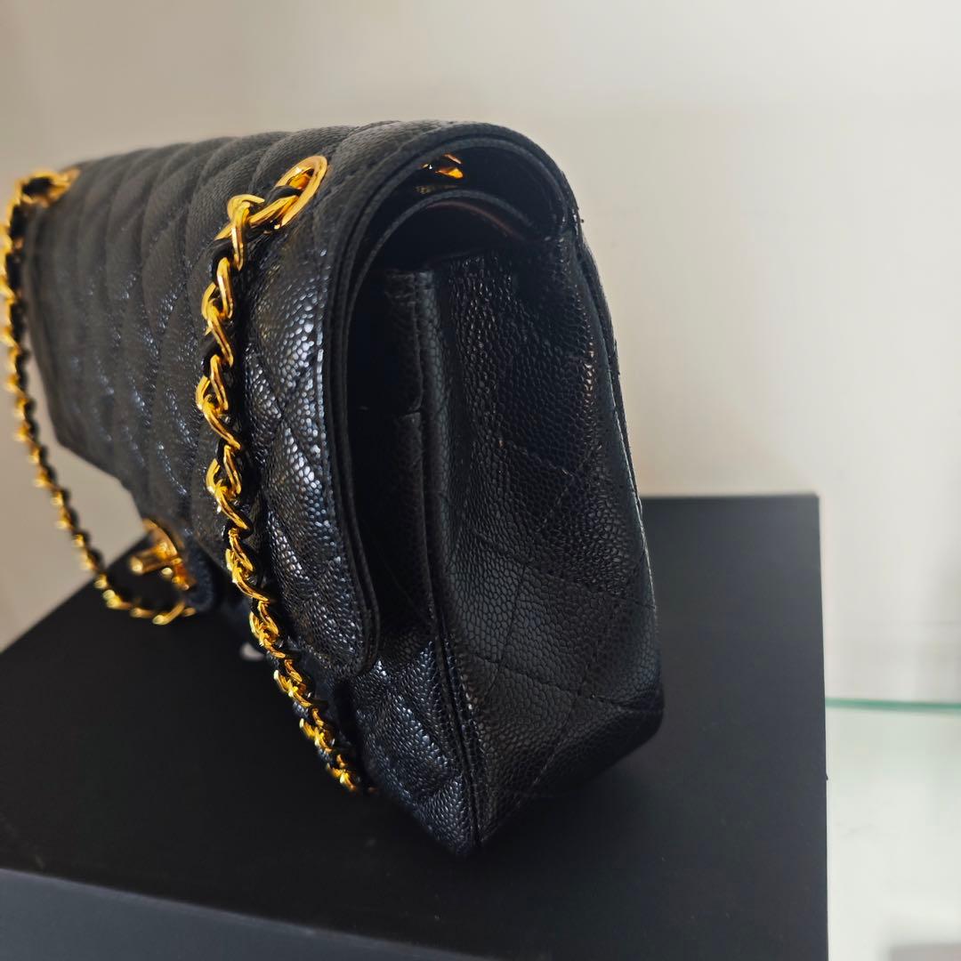 ブラックのレザーにゴールドチェーンが特徴のキルティングデザインのショルダーバッグ