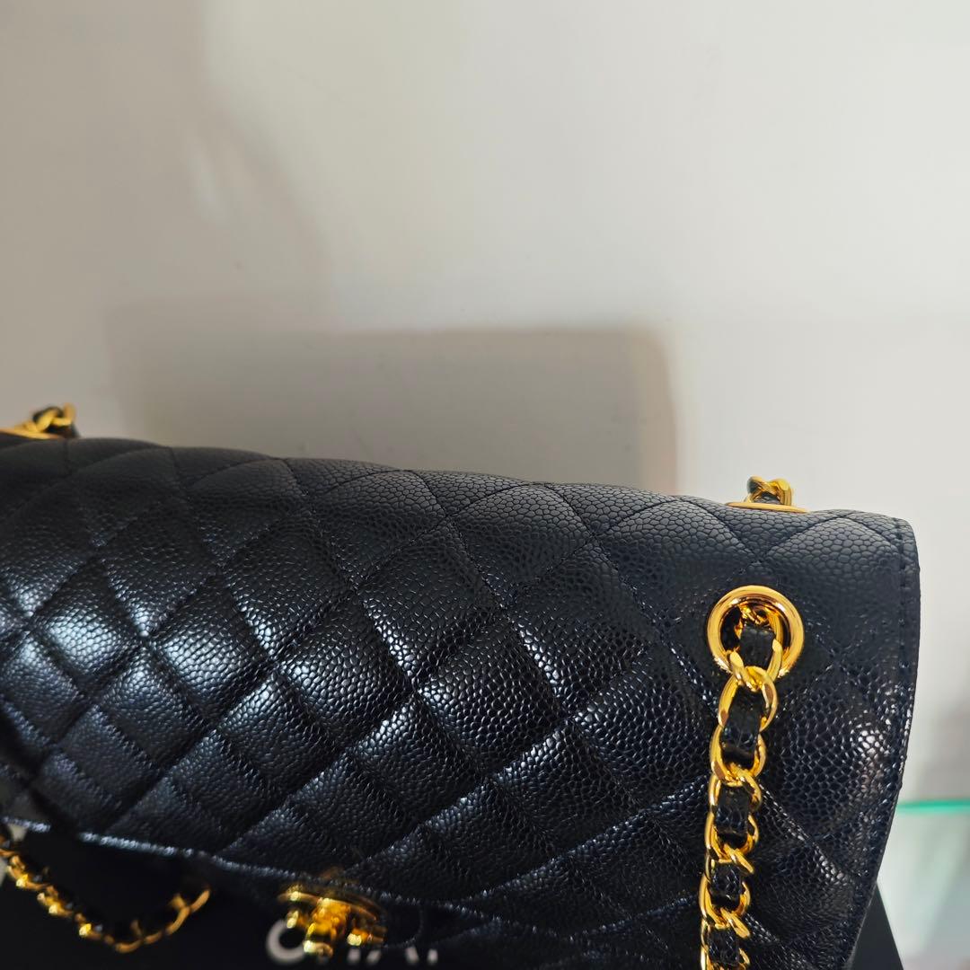 ブラックのレザーにゴールドチェーンが特徴のキルティングデザインのショルダーバッグ