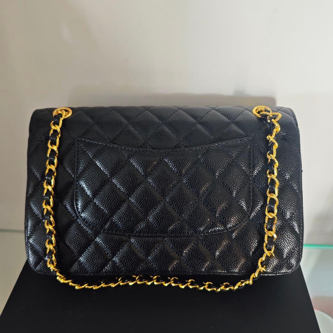 ブラックのレザーにゴールドチェーンが特徴のキルティングデザインのショルダーバッグ