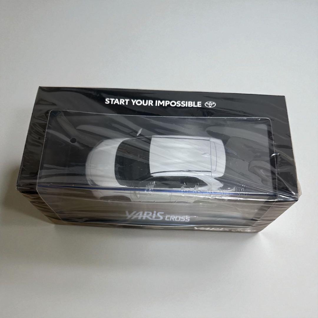Yaris Cross ホワイトパール　1/30ミニカー