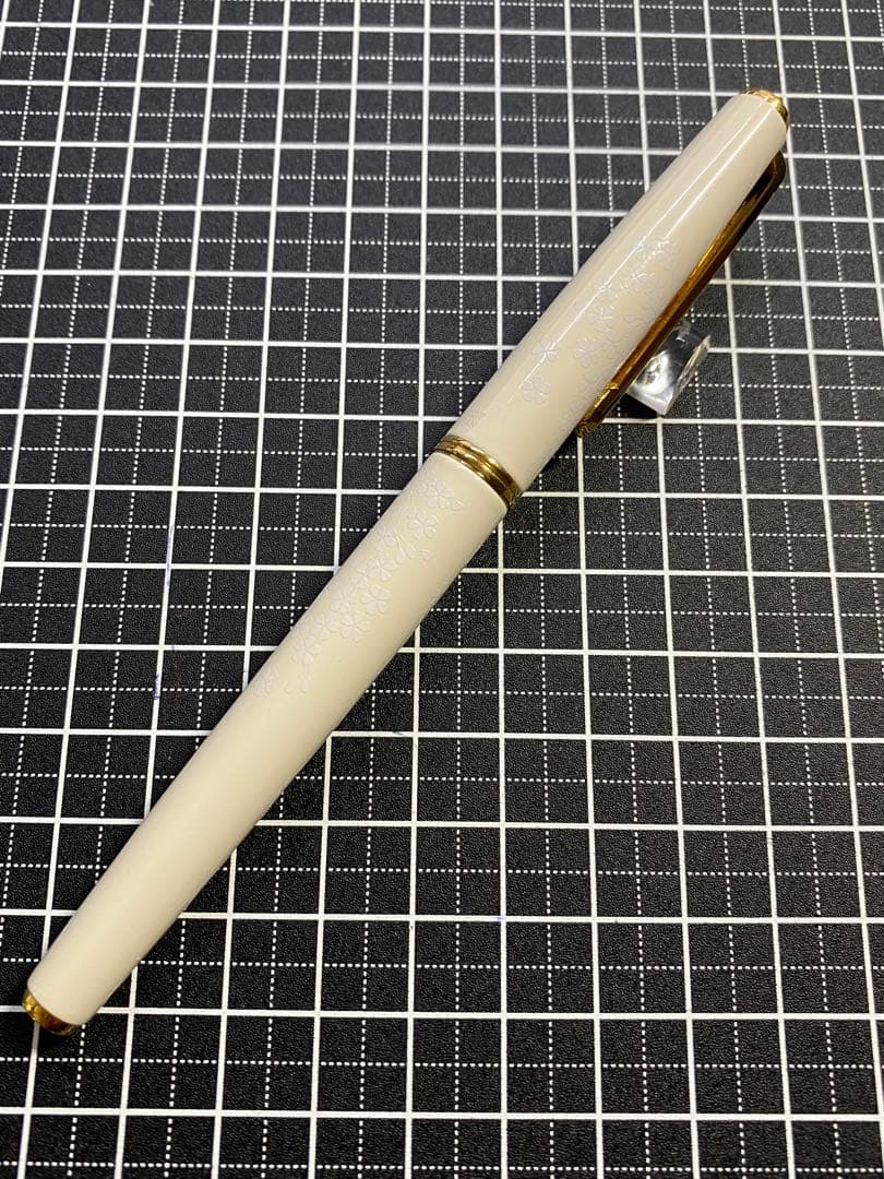 PILOT LADY WHITE SAKURA 万年筆　字幅F
