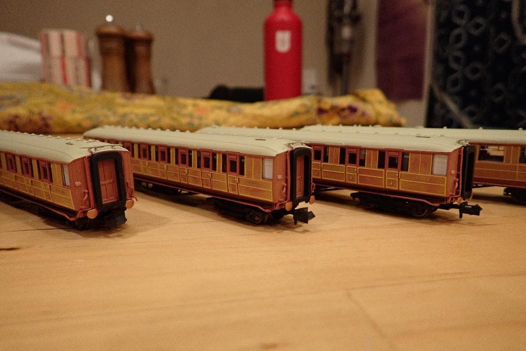 ジ*ア様 Nゲージ鉄道模型 イギリスのDAPOL Gresley Teak 各車