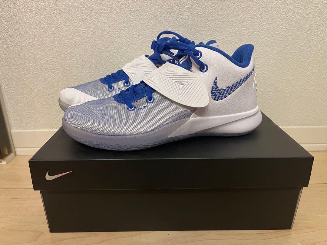 【新品・未使用】ナイキ カイリー フライトラップⅢ EP 27cm 白青