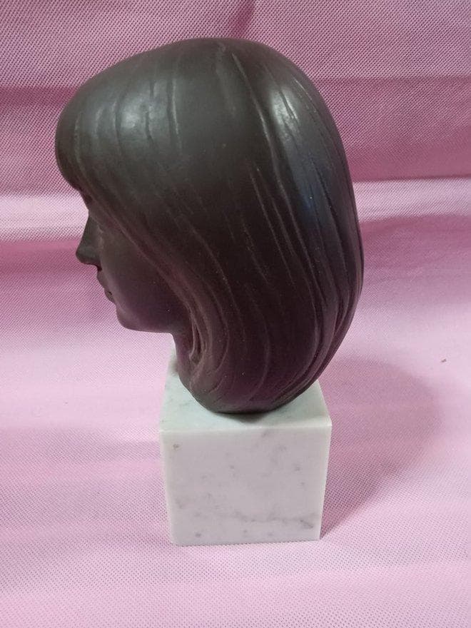 舟越保武作　ブロンズ像　””K嬢””　　美人像　高さ21センチ