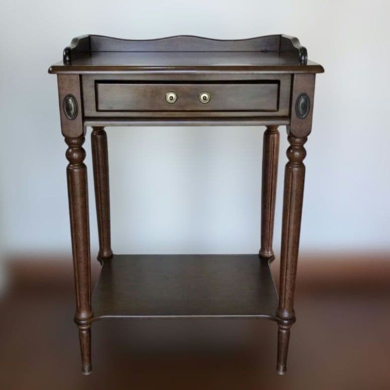 マレーシア製 クラシック 木製サイドテーブル　引き出し付き／アンティーク調