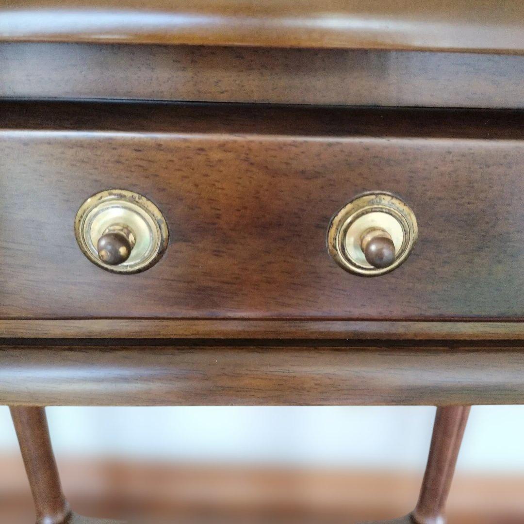 マレーシア製 クラシック 木製サイドテーブル　引き出し付き／アンティーク調