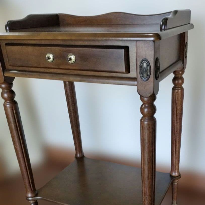 マレーシア製 クラシック 木製サイドテーブル　引き出し付き／アンティーク調