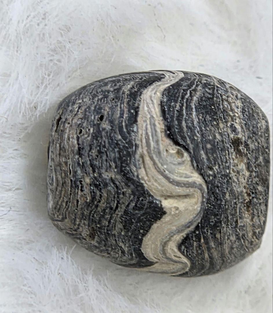 016　蜻蛉玉　古い波状模様の黒白ビーズ！