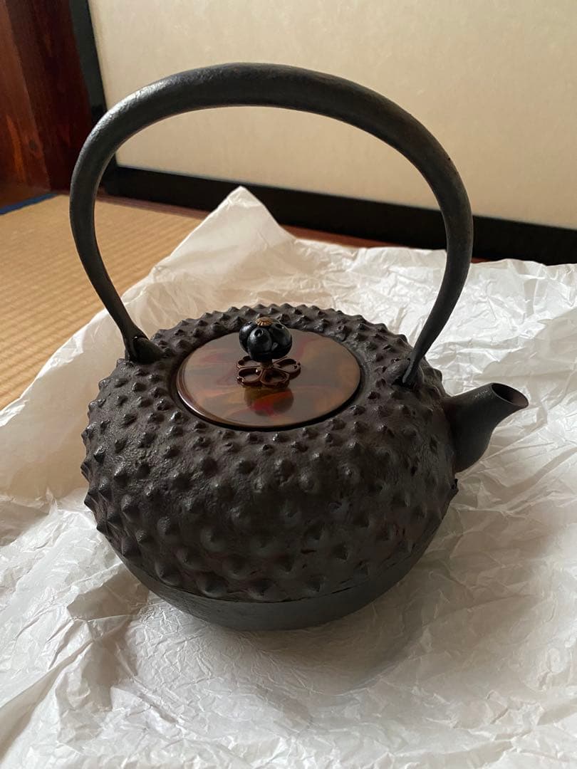 鉄瓶 鬼霰　鋳師　金森紹栄氏作　共箱入