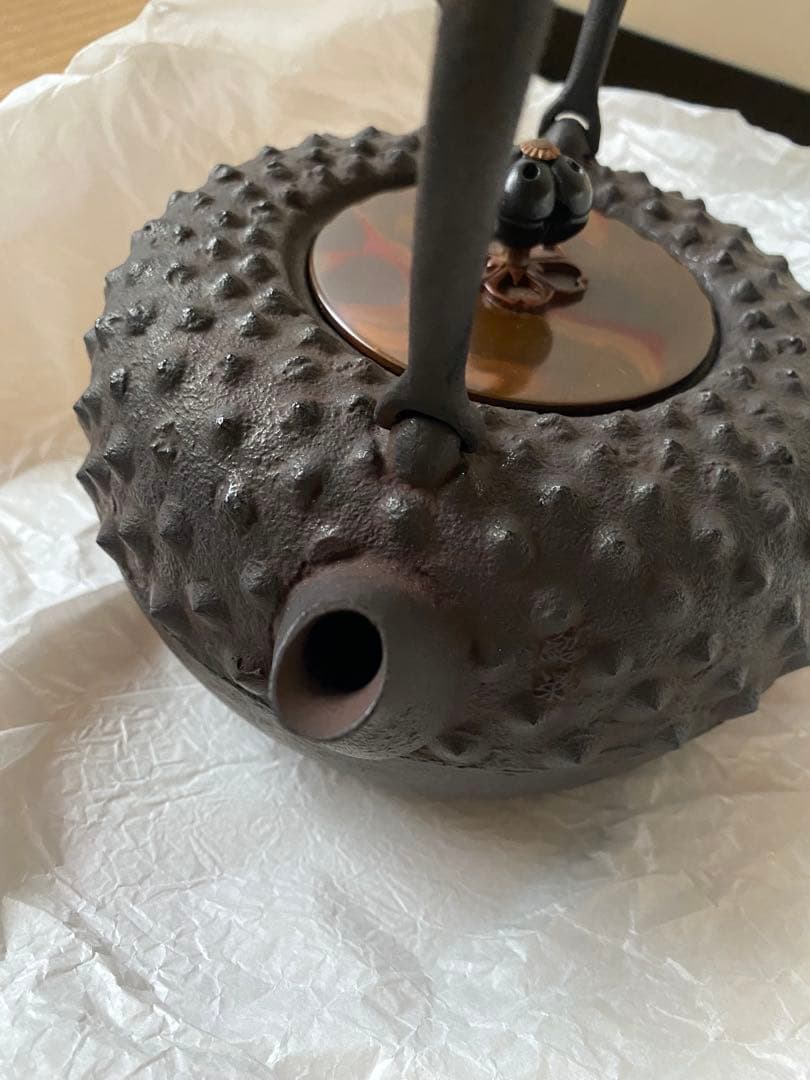 鉄瓶 鬼霰　鋳師　金森紹栄氏作　共箱入