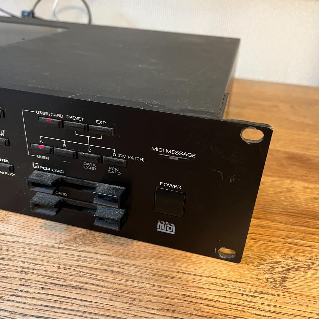 Roland JV-1080 Super JV シンセサイザー