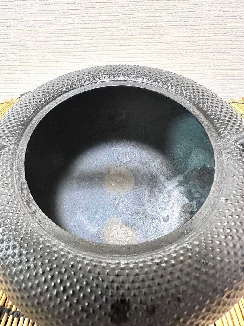 未使用、供箱、栞付　南部虎山工房造前田知行　１２型姥口アラレ　南部鉄瓶　南部鉄器