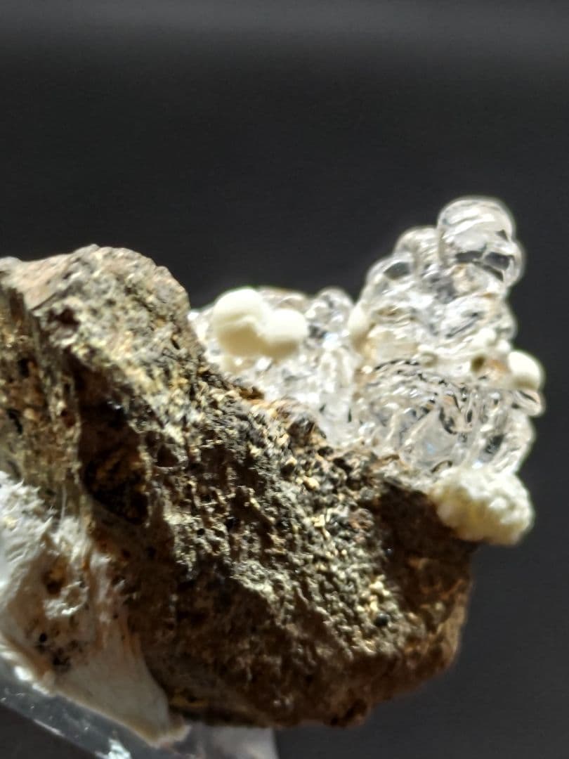 玉滴石 ハイアライト 鉱石 鉱物 ミネラル 原石 標本 母岩付き