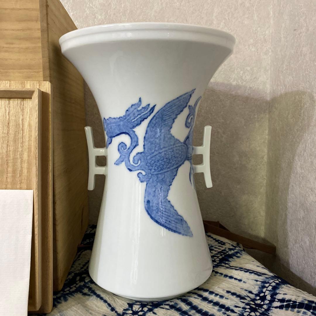 人間国宝　井上萬二　染付鳳凰彫文耳付花器