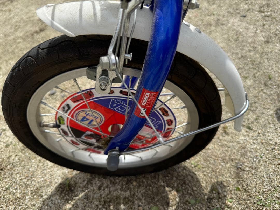 トミカ 幼児用自転車 青 前カゴ付き ヘルメット付き 1月まで