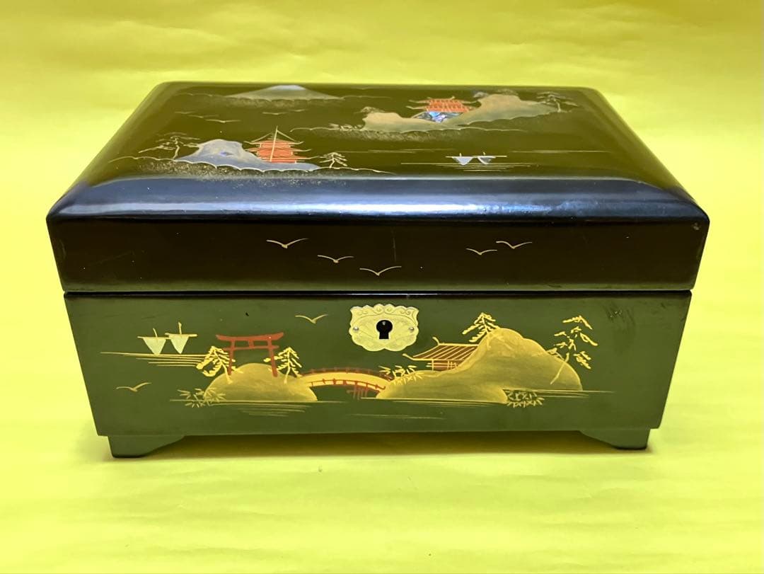 漆器小物入　山と寺院のデザイン　塗り物　螺鈿細工　オルゴール 鍵付　宝石化粧箱